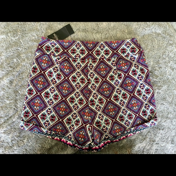 NWT Hollister patterned shorts - Picture 2 of 2